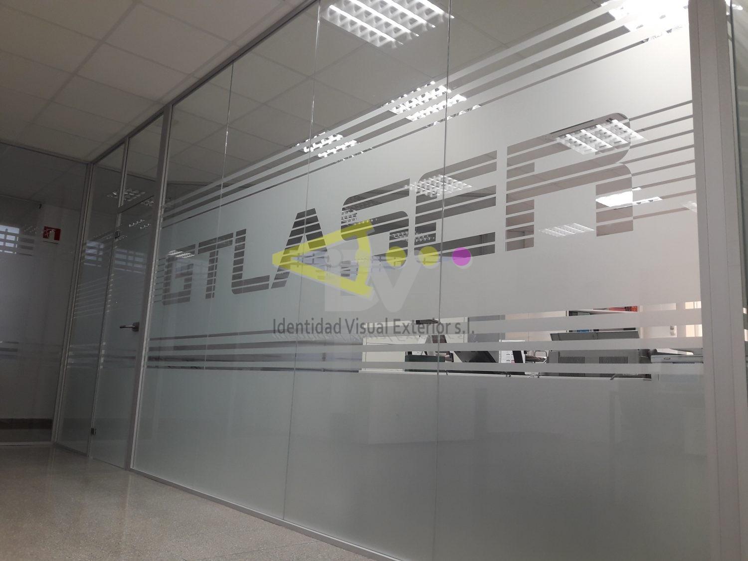 Vinilo corporativo en mampara de oficina