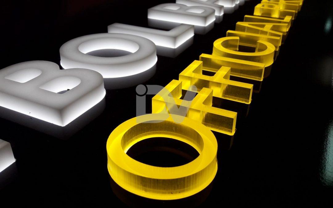 Letras de metacrilato iluminadas