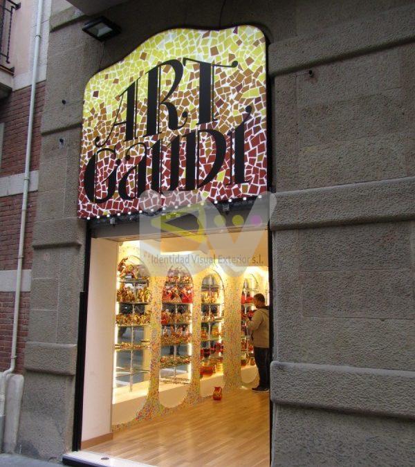 Rótulo Gaudí caja de luz en Barcelona