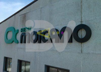 Letras corpóreas de aluminio en fachada