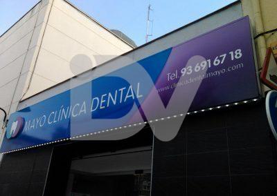 Cajón de luz con letras vaciadas e iluminadas