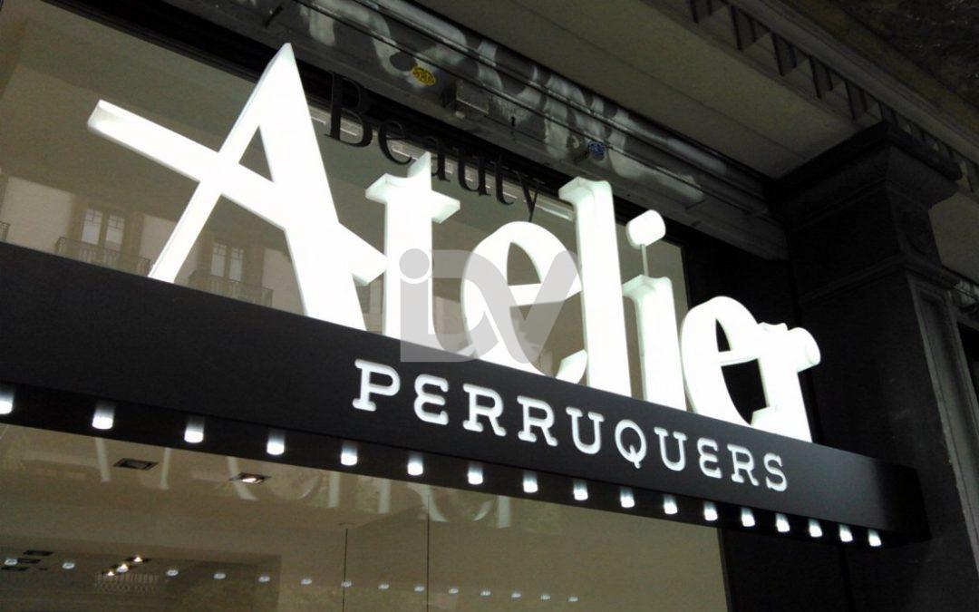 Rótulo peluquería con letras iluminadas en la parte superior