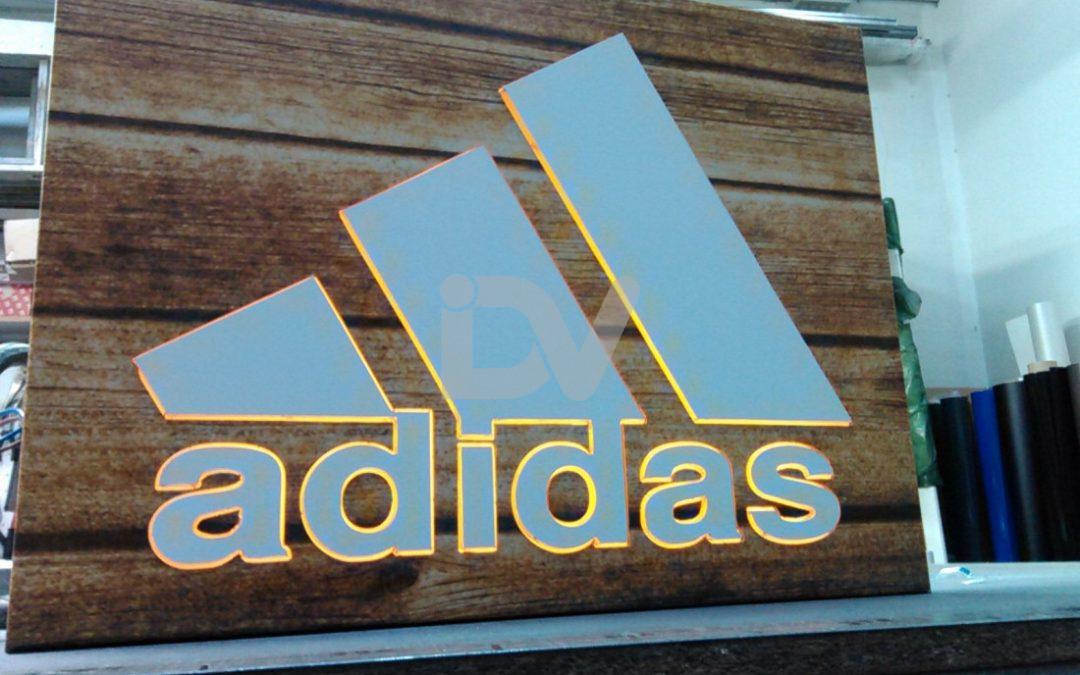 Rótulo caja de luz adidas