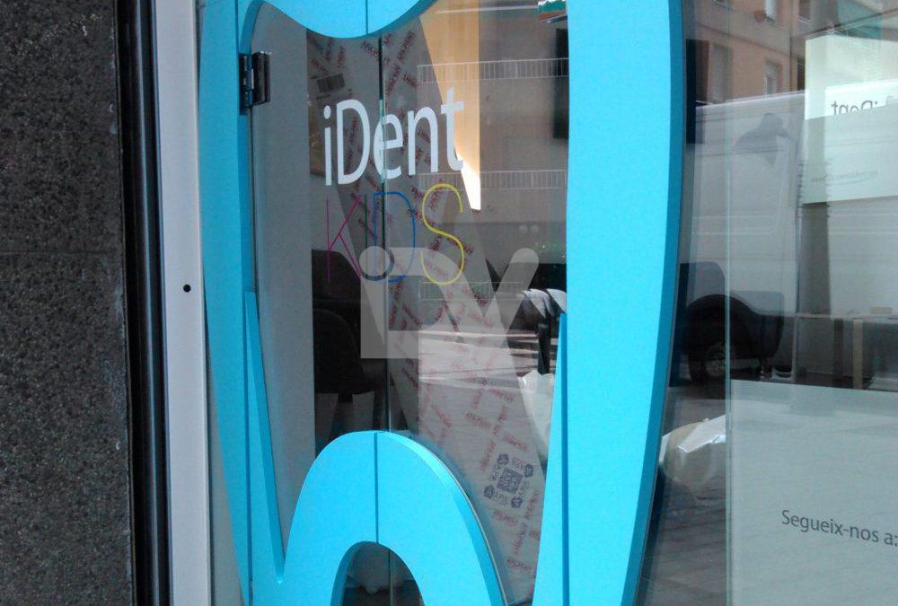 Logotipo corpóreo en puerta clínica dental
