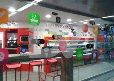 Vinilos de corte en cristal con varios colores