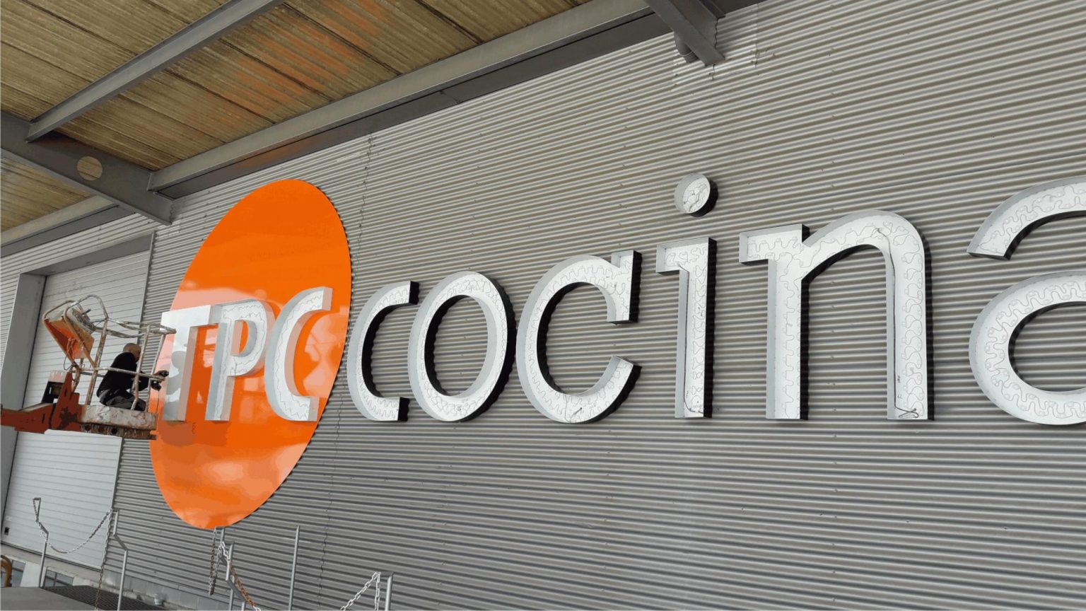 Cartel de fachada letras corpóreas iluminadas black & white - Id Visual